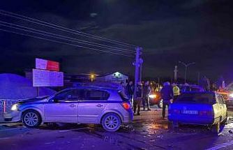 Isparta’da çarpışan otomobillerin sürücüleri hafif yaralandı