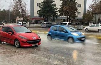 Isparta’da sağanak ve fırtına hayatı olumsuz etkiledi