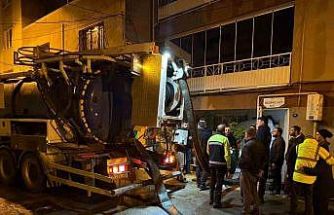 İzmir gece sağanak yağışa teslim oldu, ekipler gece boyunca sahada görev yaptı