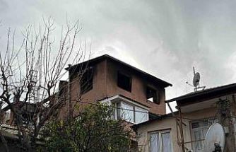 İzmir’de 3 katlı binanın çatı katında yangın