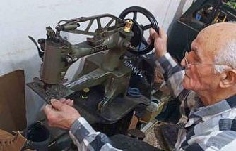 İzmir’de 60 yıllık ayakkabı ustası teknolojiye karşı direniyor