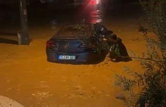 İzmir’de sağanak ve fırtına hayatı felç etti: Sel suları araçları sürükledi