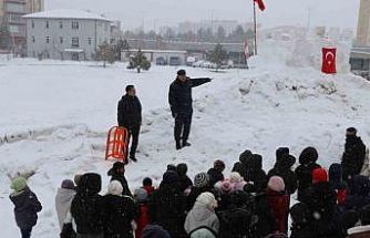 Jandarma çocuklar için kızak şenliği düzenledi