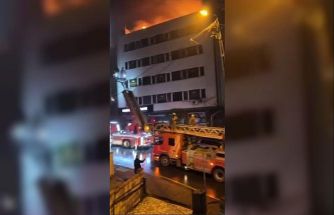 Kağıthane’de binanın çatısı alevlere teslim oldu