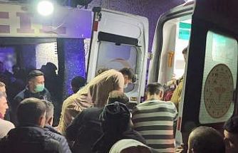 Kalbi duran yaralı için doktor sedye üzerinde kalp masajı yaptı