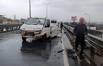 Kamyonet kazasında etilen tüpler yola saçıldı