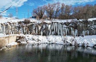 Kanyonda oluşan metrelerce boydaki buz sarkıtları görsel şölen sunuyor