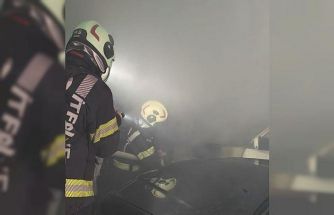 Kapalı otoparkta duran otomobile alevler sarsı