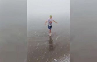 Kar altında denize girip yüzdü attı