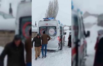 Kar engel tanımadı: Cihaza bağlı 7 yaşındaki Sinan hastaneye ulaştırıldı