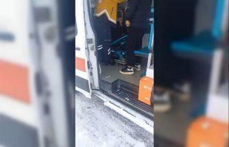 Kar engeline takılan ambulansa karayolları ekipleri yetişti