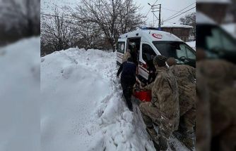 Kar ve tipiden yolu kapanan köydeki hasta kadın hastaneye ulaştırıldı