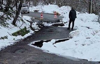 Kar yağışı sonrası mahalle yolu heyelana teslim oldu