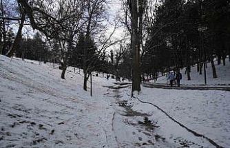 Kar yağışını fırsata çeviren Ankaralılar parklara akın etti