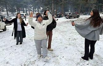 Kar yağışını göbek atarak kutladılar