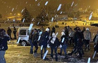 Kar yağışını horon ve halay oynayarak karşıladılar