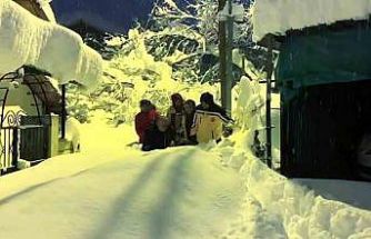 Karabük’te 80 santimetre karı aşıp yaşlı kadını taşıdılar