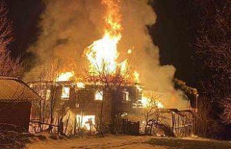 Karabük’te iki katlı ahşap ev küle döndü