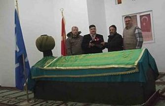 Karadona Hamza Bey’in türbesine Sakal-ı Şerif hediye edildi