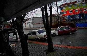 Karaman’da bir sürücünün park halindeki otomobile aracıyla çarparak kaçtığı anlar kameraya yansıdı