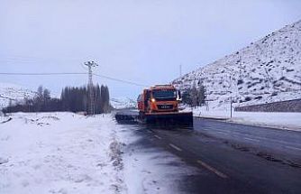 Karayolları ekipleri Bayburt’ta kar küreme ve tuzlama çalışması başlattı