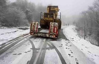 Karda kayan tır yolu trafiğe kapattı