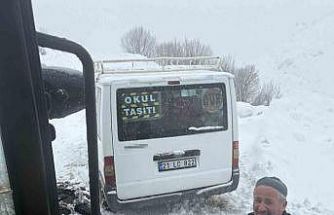 Karda mahsur kalan öğrencilerin minibüsü kurtarıldı