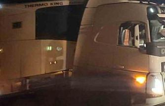 Karda mahsur kalan tır belediye ekipleriyle kurtarıldı