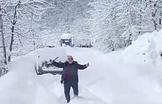 Kardan kapanan köy yolu açılınca oynadı