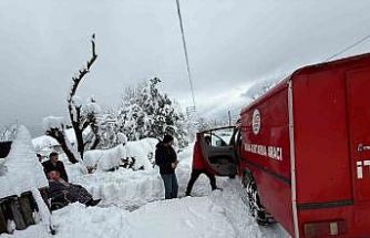Kardan kapanan yolda diyaliz hastasının imdadına itfaiye yetişti