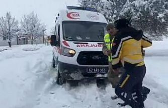 Karla kapanan köy yolunda zamanla yarış: Hasta sağlık ekiplerine ulaştırıldı