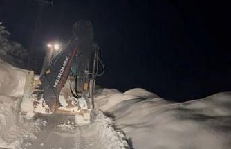 Karla mücadele ekipleri gece gündüz yol açıyor