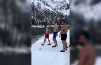 Karların arasından buz gibi nehre: Tunceli’de 3 arkadaş soğuğa meydan okudu