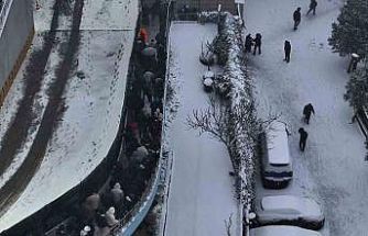 Karlı kaplı yollarda yürüyen vatandaşların karla imtihahı