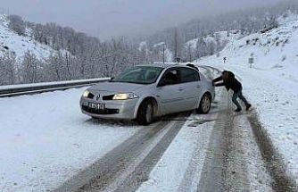 Karlı yolda birçok araç mahsur kaldı