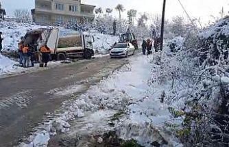 Karlı yolda çöp kamyonu geriye kaydı, işçi yaralandı