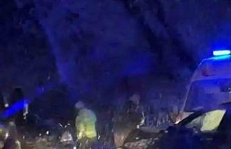 Karlı yolda kayan otomobil karşı şeritten gelen araçla çarpıştı: 6 yaralı