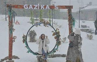 Kars’ta kar yağışı eğlenceye dönüştü