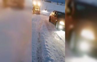 Kars’ta kara saplanan araçlar vatandaşlar tarafından kurtarıldı