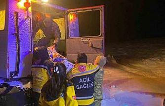 Kars’ta Mehmetçik paletli kar aracıyla yaşlı hastaya ulaştı