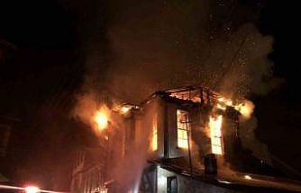 Kastamonu’da üç katlı tarihi konak yangında küle döndü