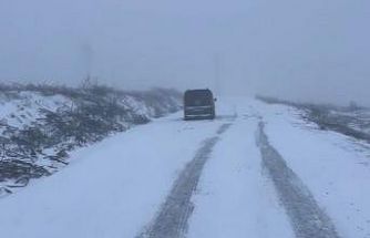 Kavaklıdere’de araçlar karda mahsur kaldı