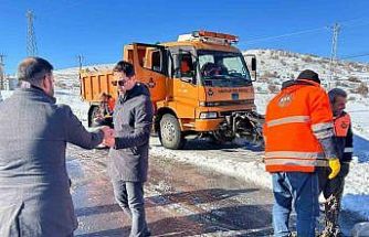 Kaymakam Öztaş, kar mesaisinde olan ekiplerle bir araya geldi