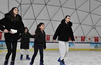 Keçiören Belediyesi’nden ücretsiz buz pateni hizmeti