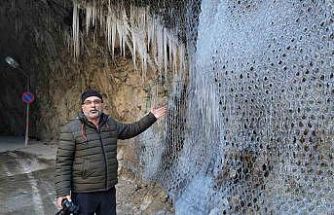 Kemaliye’de ’dünyanın en zorlu yolları’ arasında gösterilen "Taş Yolu" buz tuttu