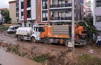 Kemalpaşa’da menfeze sıkışan aracı kurtarma çalışmaları sürüyor