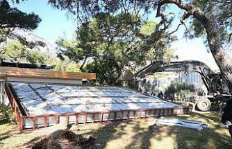 Kemer’de kaçak yapıların yıkımı sürüyor