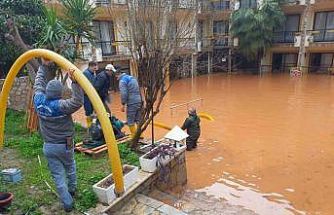 Kemer’de sağanak sonrası temizlik çalışmaları devam ediyor