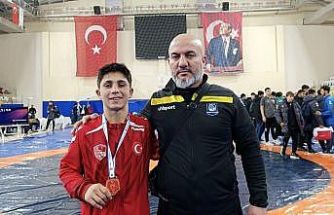 Kendinden iki yaş büyüklerle mücadele edip zirveye çıktı