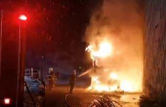 Kereste yüklü kamyon alev alev yandı